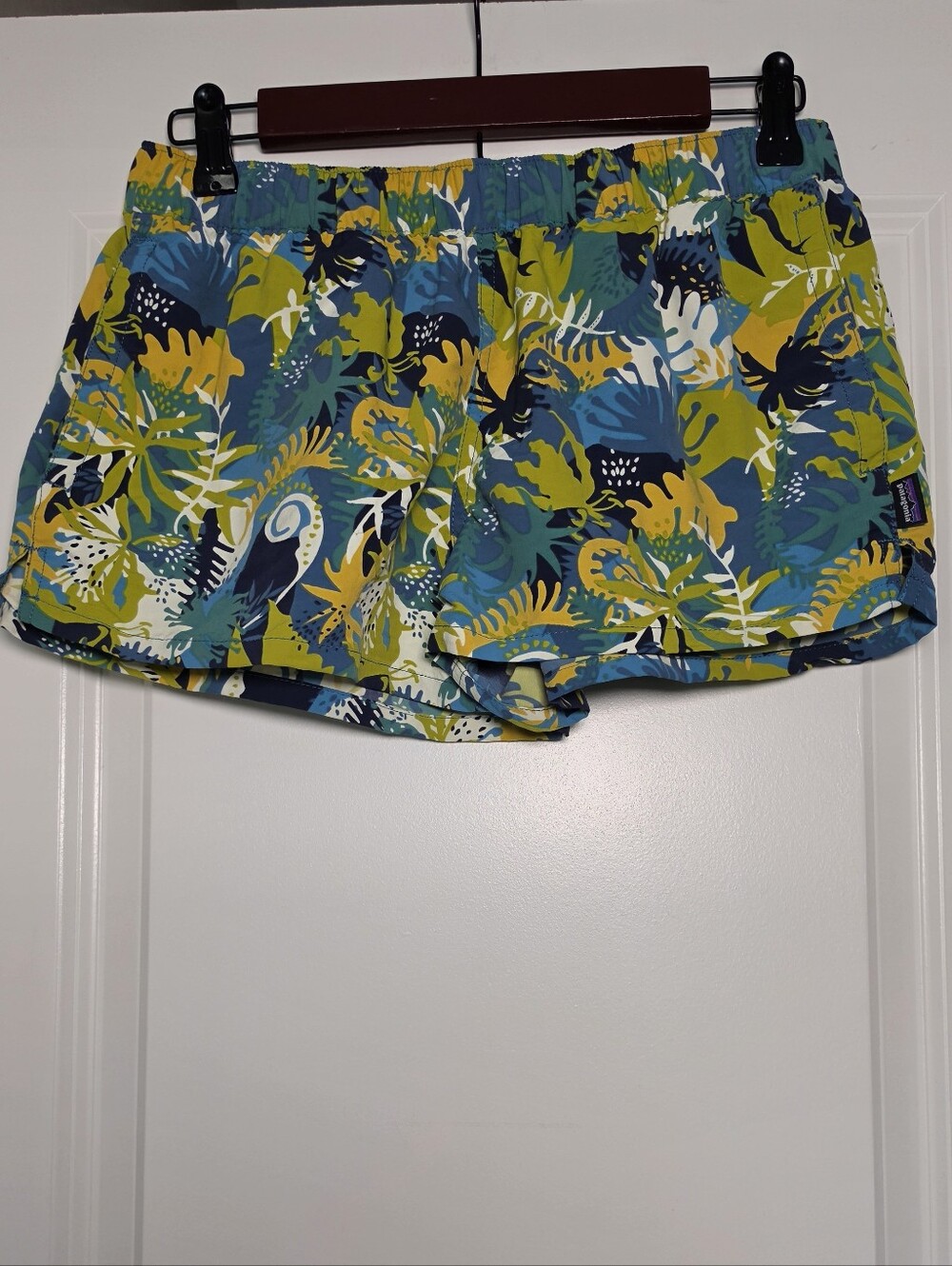 Patagonia Barely Baggies Shorts Women’s Small Tropical Print SP19 Hard To Find